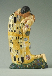 De Kus van G.Klimt in gegoten beeldvorm.