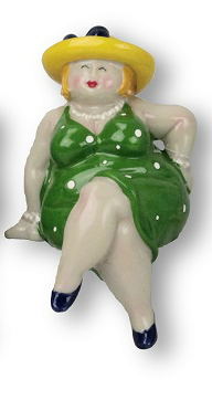 dikke dame groen zittend met hoedje