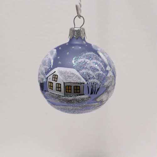 handbeschilderde blauwglazen kerstbal besneeuwde huisjes en bomen, achterkant