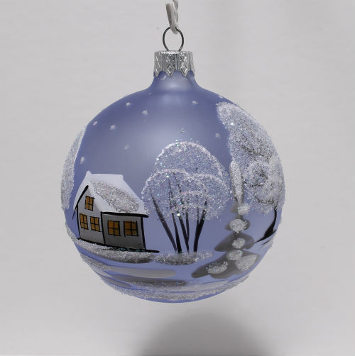 handbeschilderde blauwglazen kerstbal besneeuwde huisjes, bomen, spits torentje; voorkant