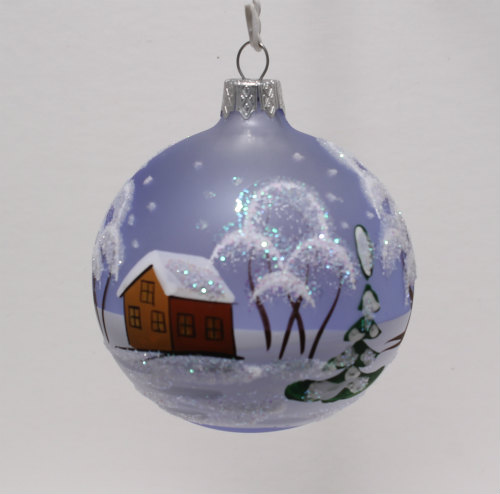 handbeschilderde blauwglazen kerstbal besneeuwde huisjes, bomen, bol torentje achterkant