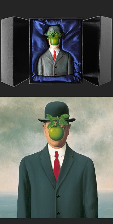 Beeld De Mensenzoon van Magritte klein, 9cm hoog in geschenkdoosje