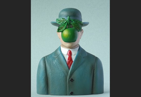 Beeld De Mensenzoon van Magritte klein, 9cm hoog