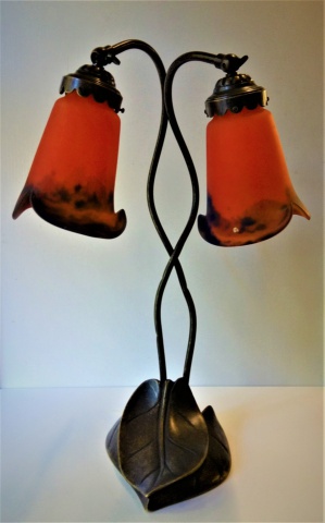 bronskleurige lampvoet met 2 lampekapjes okerkleurig glaspasta