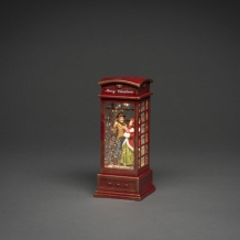 Een koppel in victoriaanse stijl in antieke telefooncel met zak vol kerstgeschenken