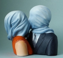 Beeld Magritte "Kussend Koppel"